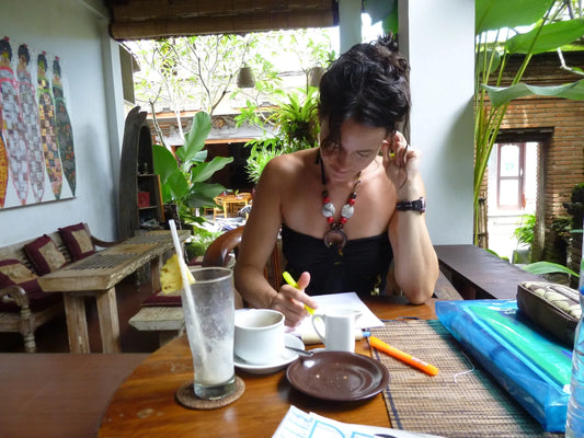 Caroline Martin travaillant entouré de plantes tropicales à Bali