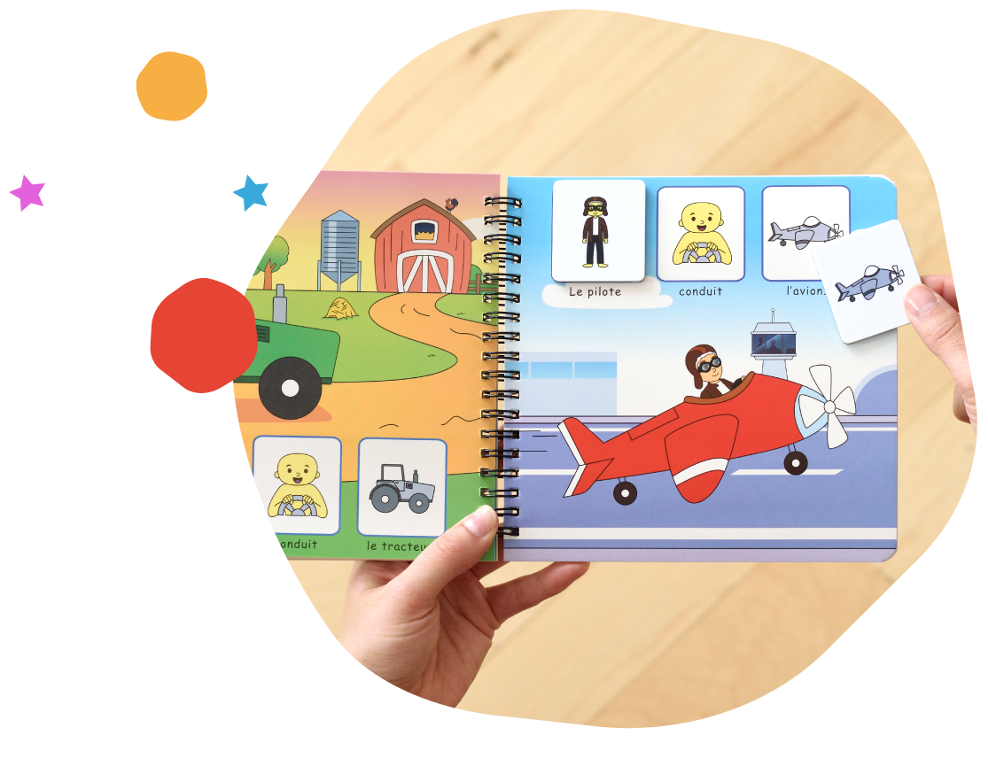 Mains plaçant des pictogrammes aimantés « Le pilote conduit l'avion » dans un livre magnétique à spirale