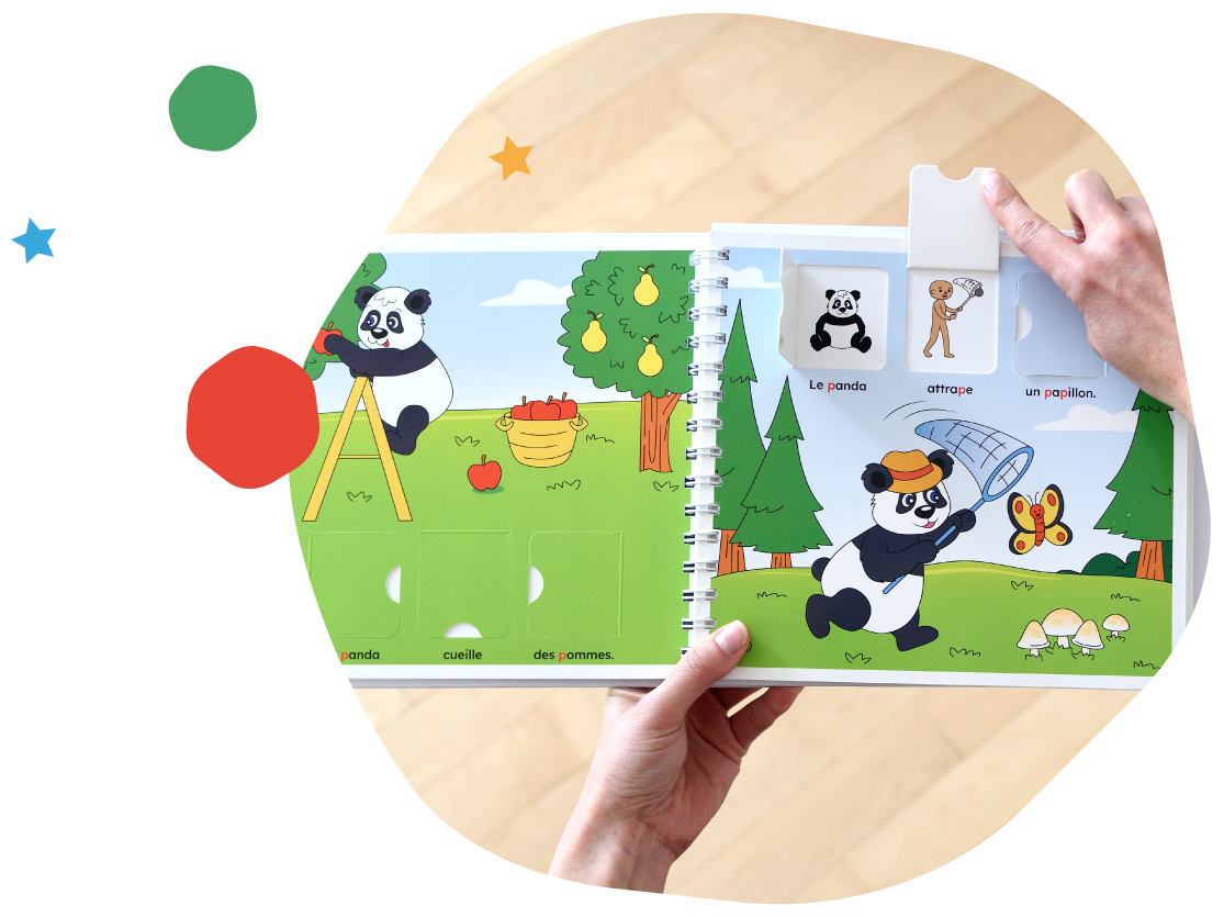 Livre à rabats ouvert : le panda attrape un papillon avec son filet pendant qu'une main soulève un rabat