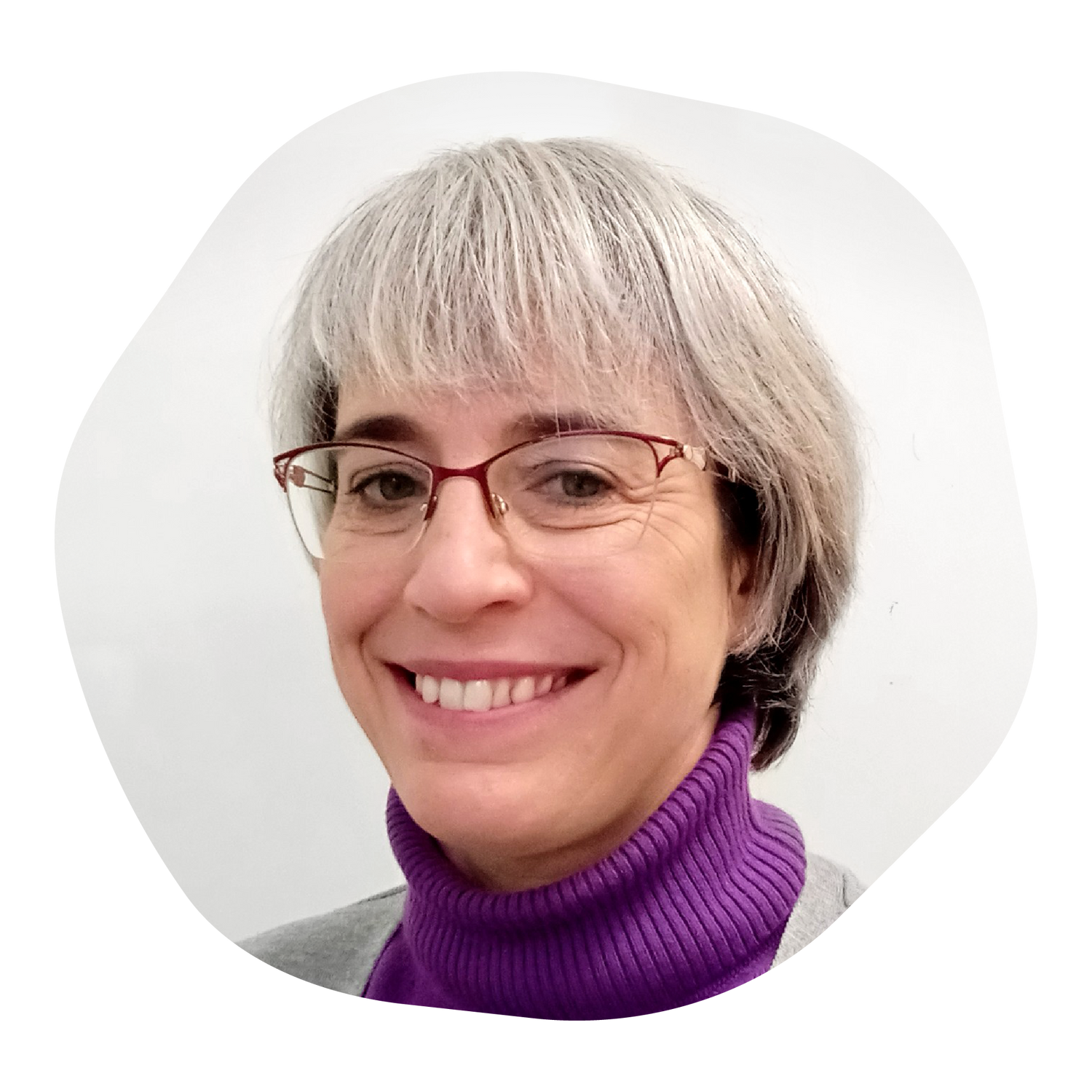 Karine Ross, orthophoniste et coauteure, souriante avec ses lunettes et un col roulé mauve