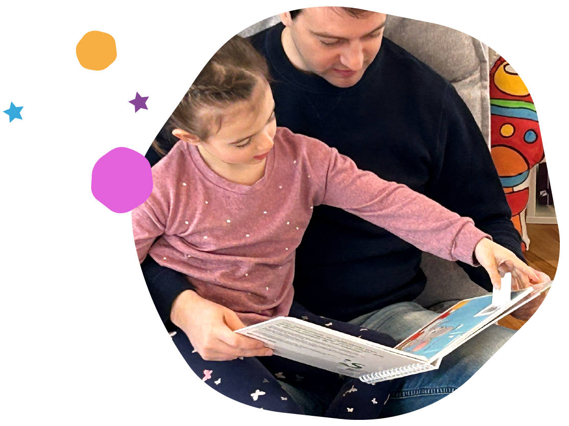 Papa et fillette découvrant ensemble un livre à rabats Symbolicone